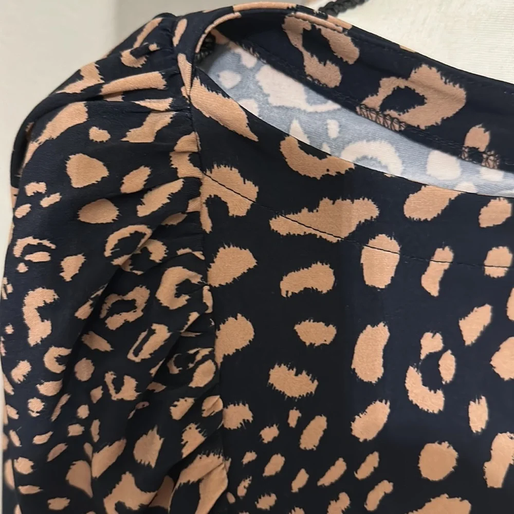 🌟Host Pick✨Ann Taylor-Animal Print Batwing Sleeve Top NWT - Picture 7 of 7